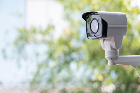 Técnico revisando la instalación de cámaras de seguridad CCTV