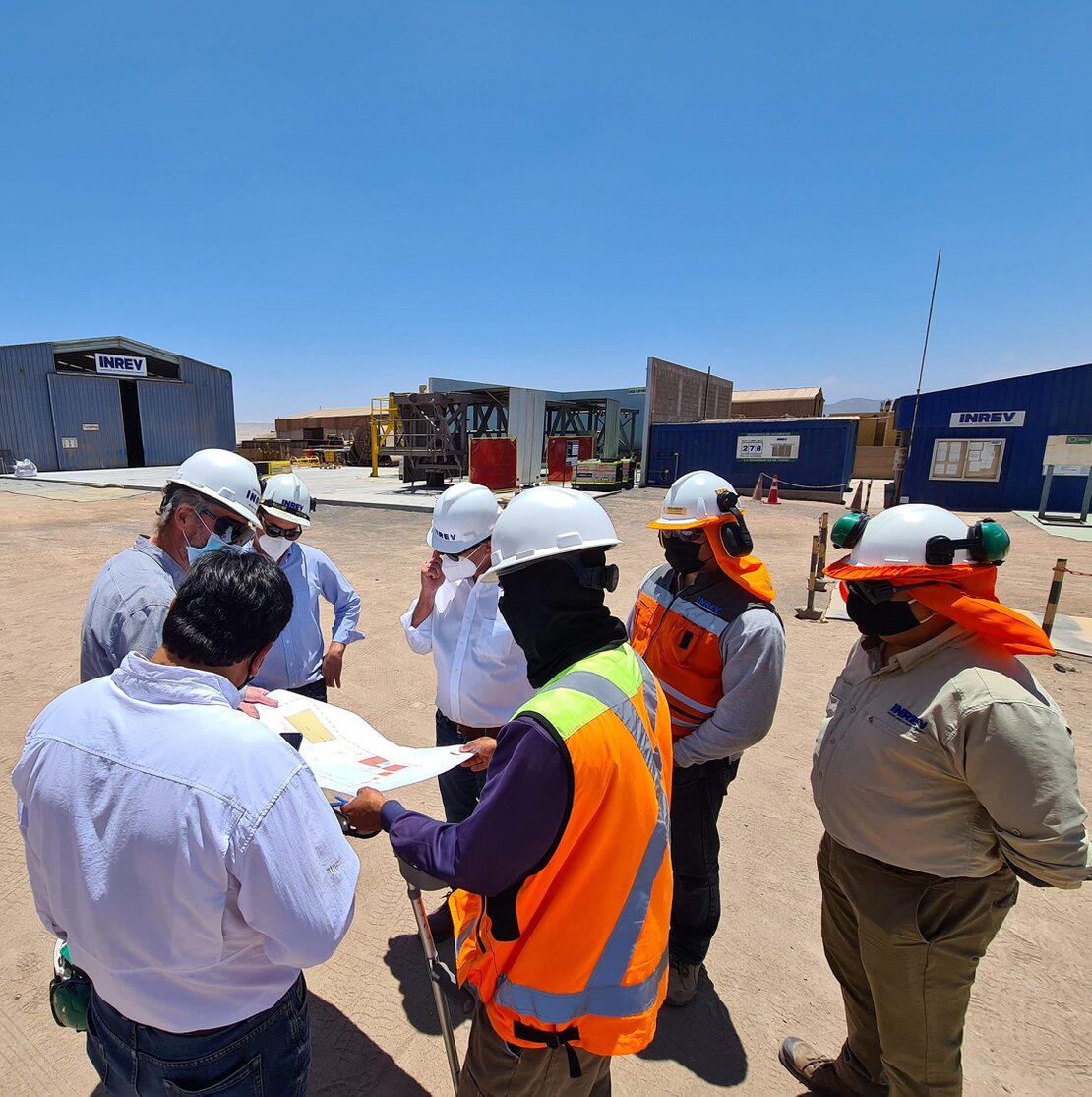 Equipo de ingeniería civil trabajando en obras civiles