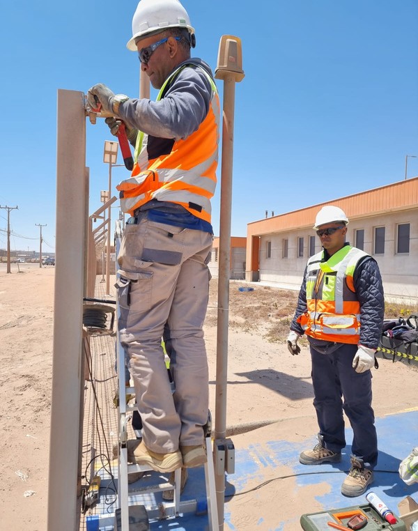Obreros ejecutando obras civiles en terreno