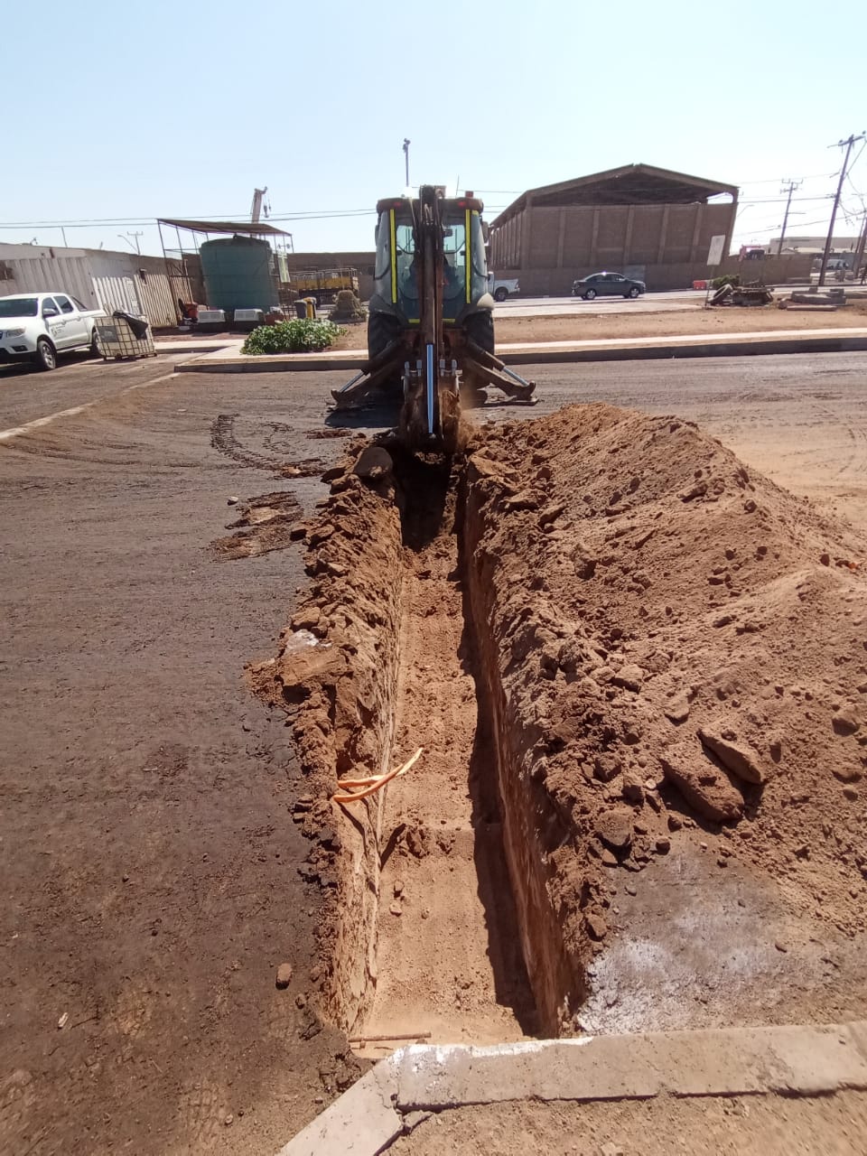 Maquinaria realizando movimiento de tierra en obra