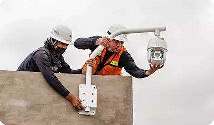 Cámaras de seguridad y equipos de climatización en una instalación