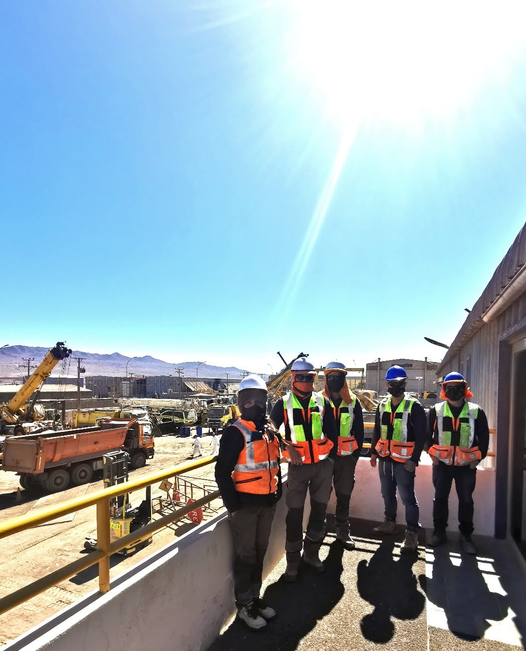 Profesionales de ingeniería con elementos de seguridad en faena