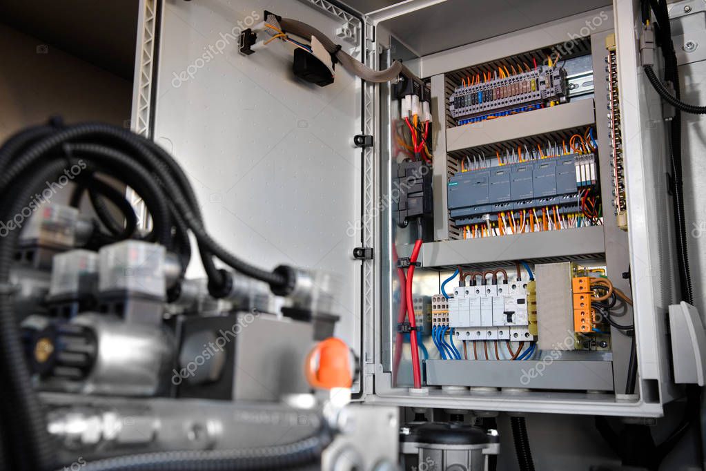 Sistema de bombeo automatizado con paneles de control