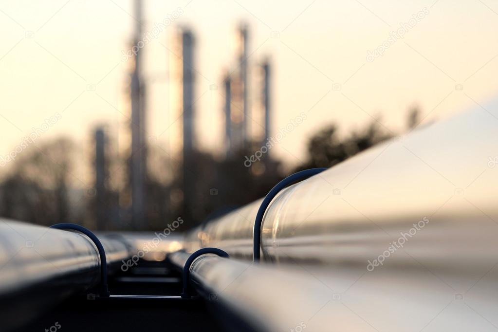 Estructura metálica que soporta ductos y bandejas industriales
