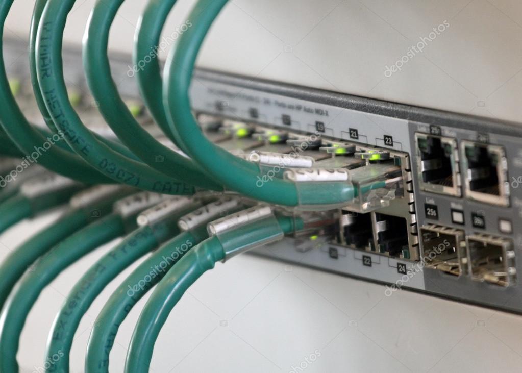Rack de comunicaciones y cableado estructurado en oficinas