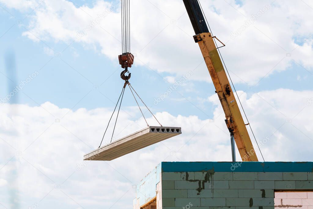 Losa de hormigón y canalizaciones en construcción para una bodega