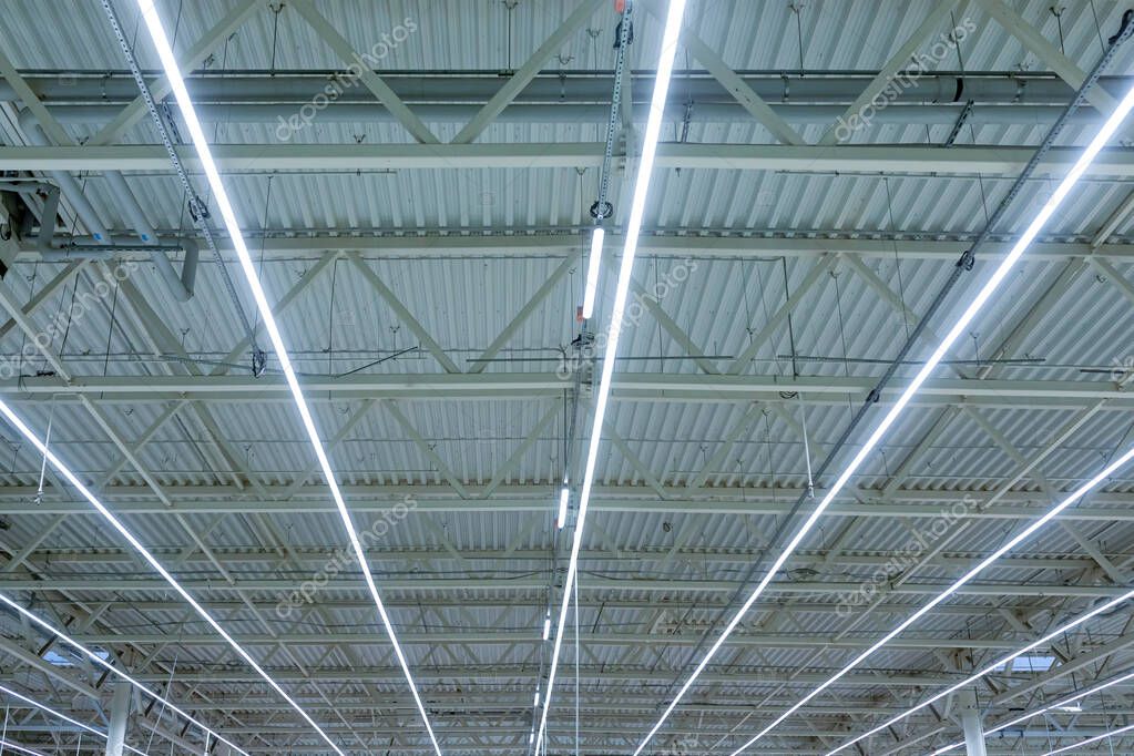 Galpón industrial iluminado con luminarias LED