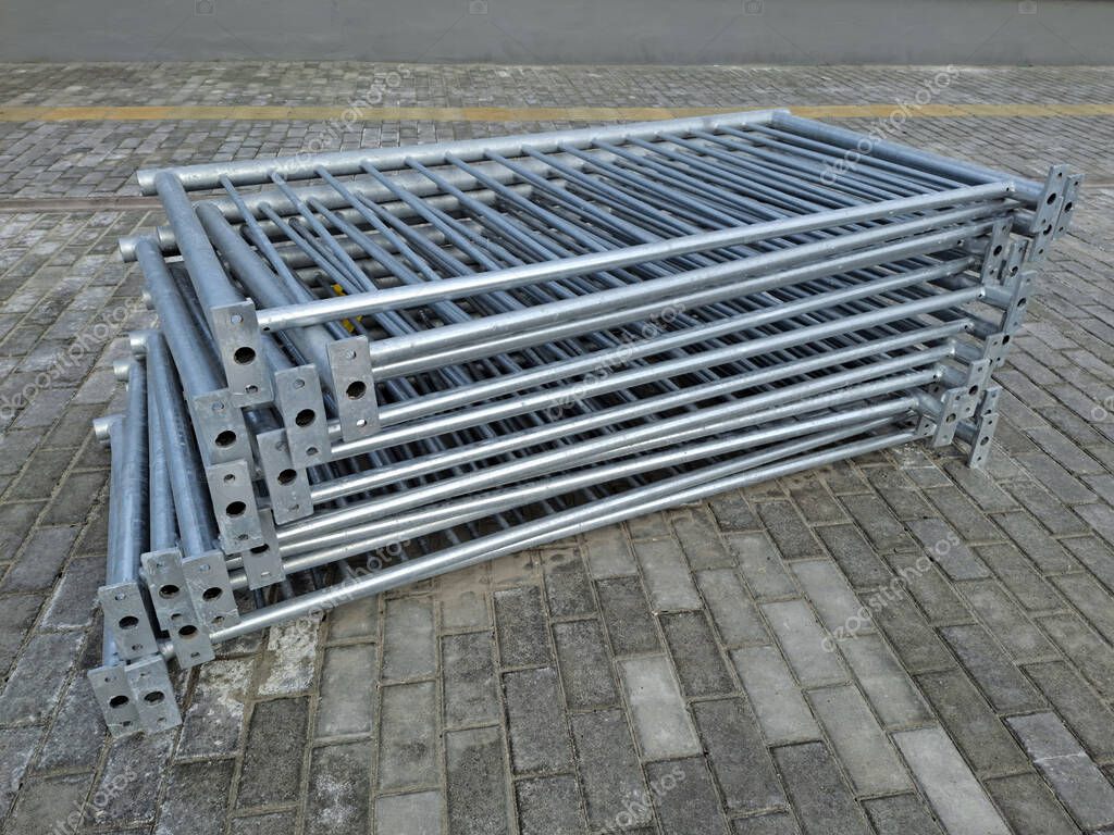 Barandas y escaleras metálicas instaladas en una zona industrial