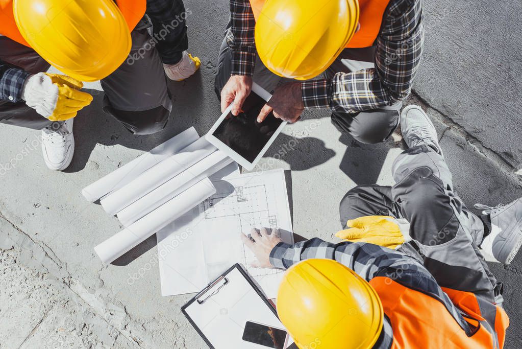 Equipo de BER INGENIERIA trabajando en terreno en una obra civil