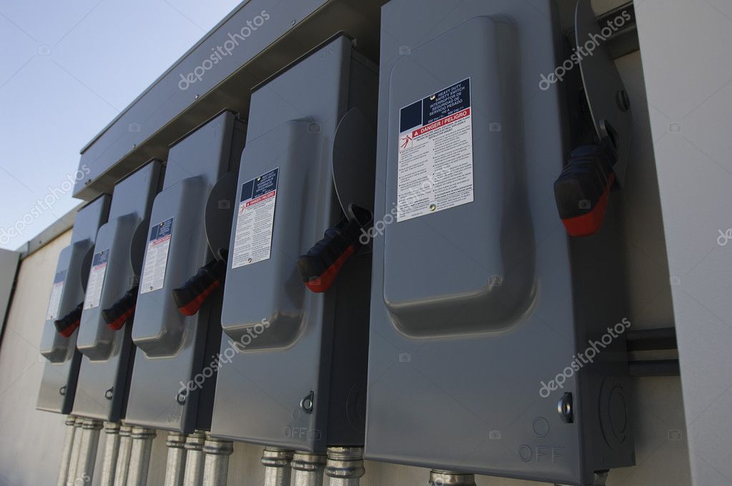 Tableros eléctricos instalados y ordenados en sala técnica
