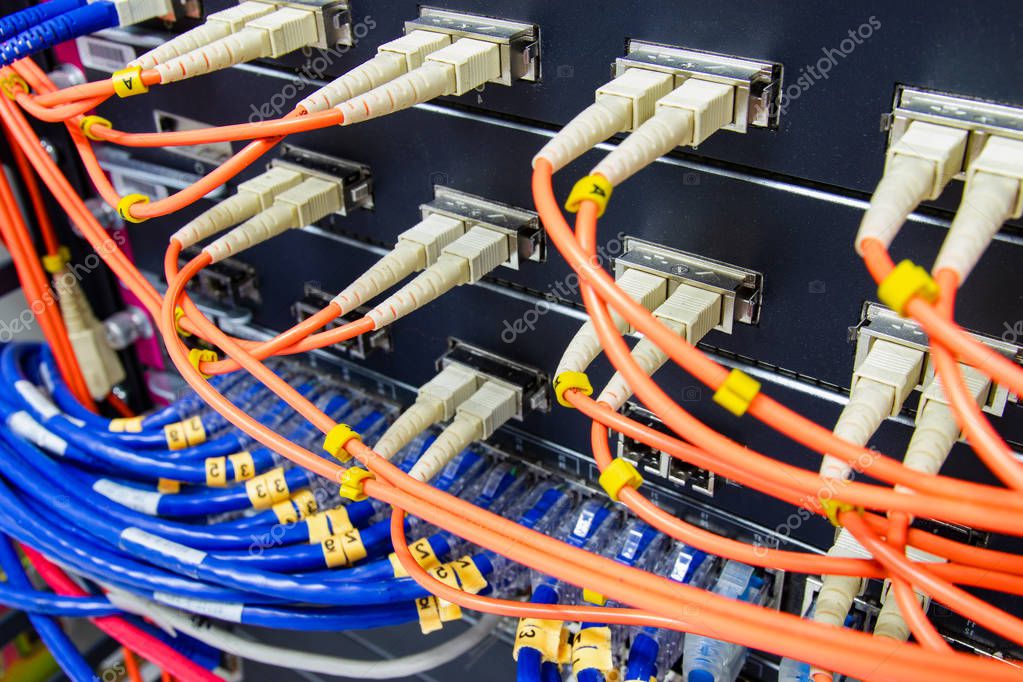 Rack de comunicaciones con cableado estructurado ordenado