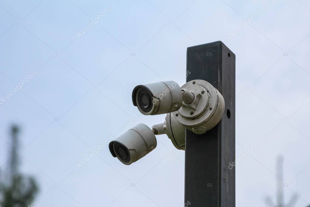 Instalación de cámaras de seguridad en fachada de edificio comercial